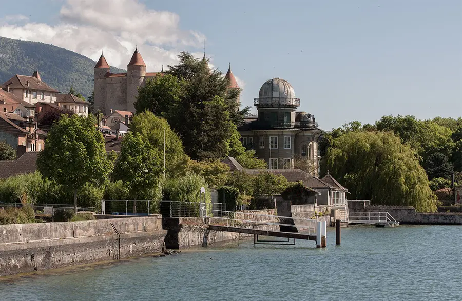 The Villa Fleur d'eau and its observatory on the Grandson lakeshore, the château on the hill behind