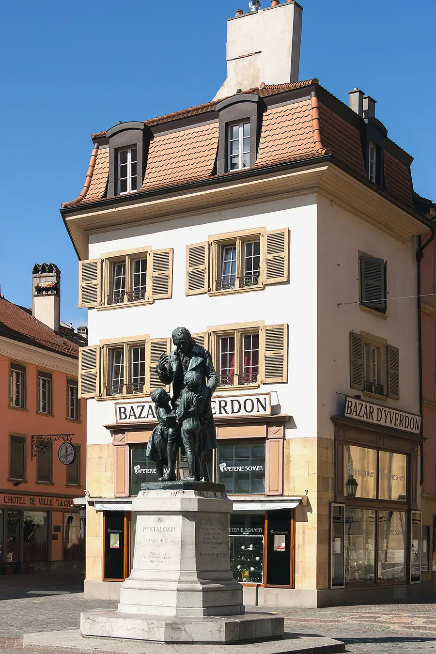 Place Pestalozzi and the château